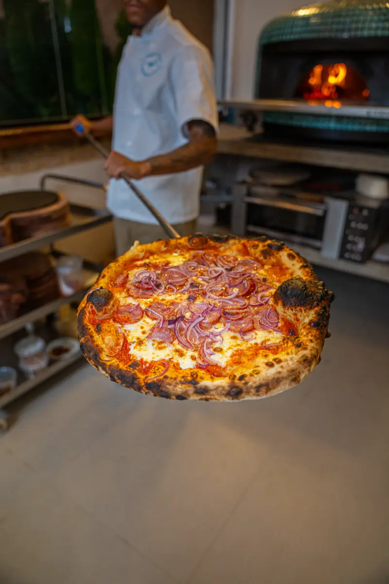 Pizza da Alleghe saindo do forno a lenha