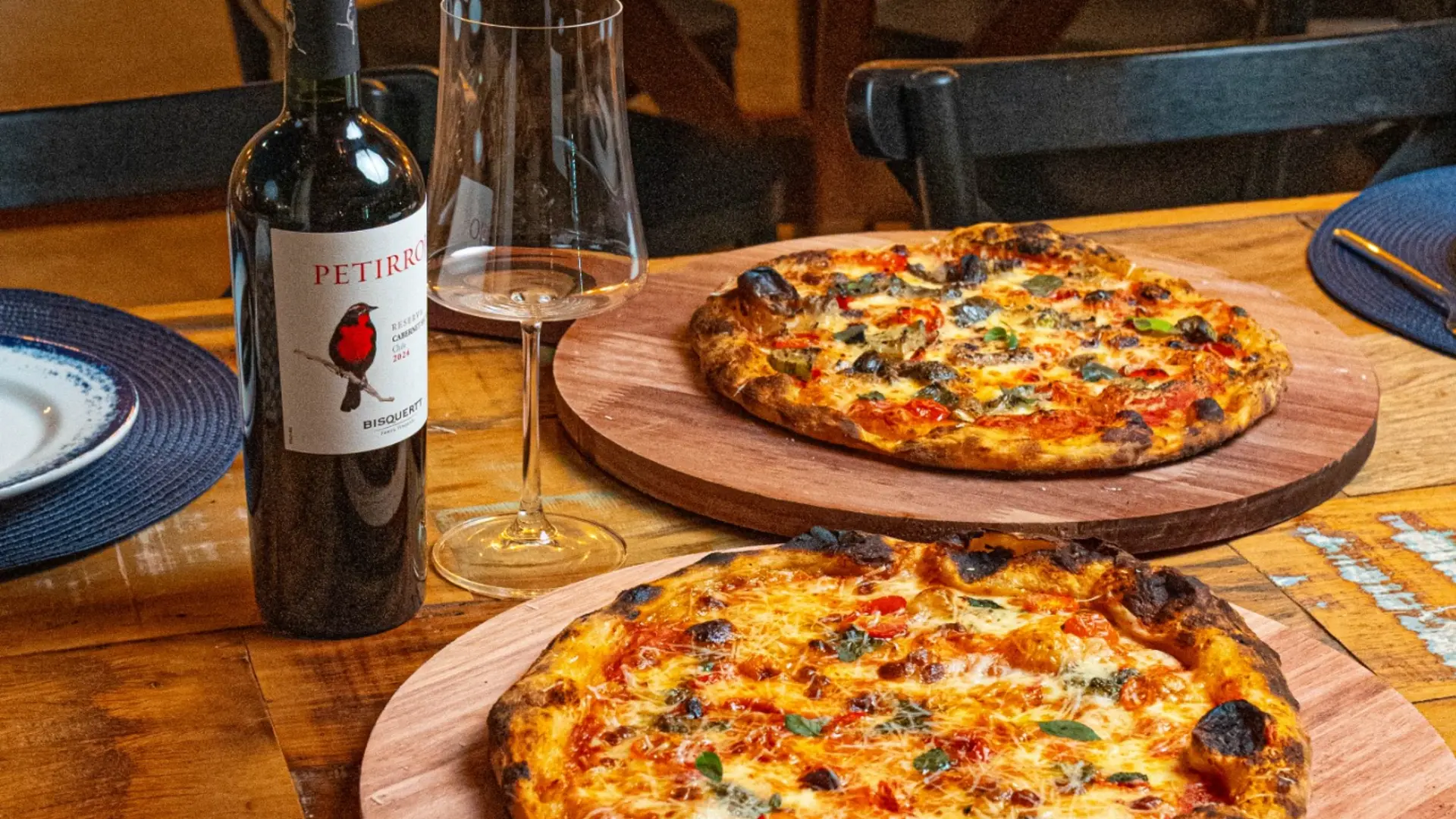 Pizzas artesanais e vinho servidos na Alleghe