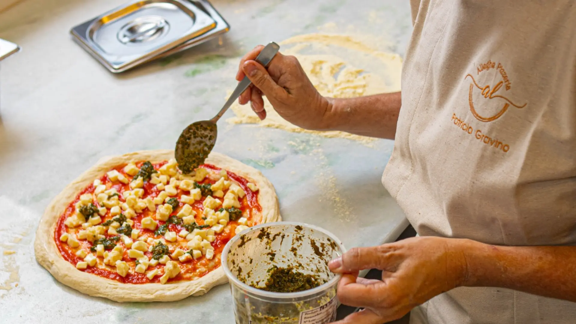 Preparo artesanal de uma pizza Alleghe