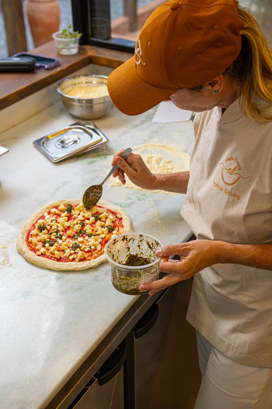 Patrícia Gravino preparando artesanalmente uma pizza da Alleghe