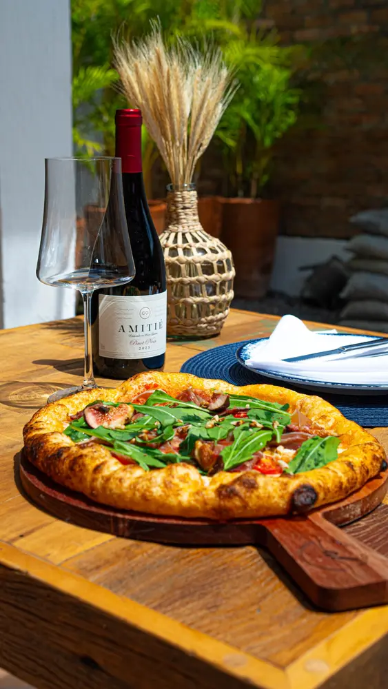 Pizza artesanal da Alleghe com parma, rúcula e figos