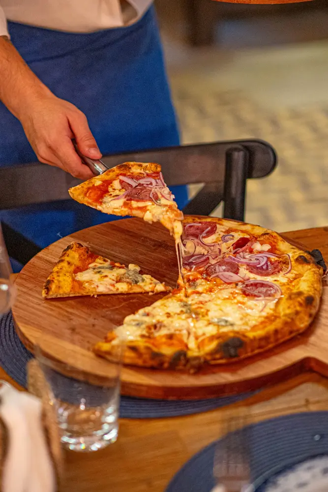 Pizza artesanal de queijos da Alleghe